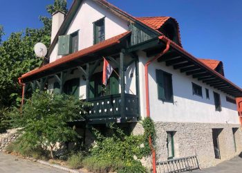 Városi porta, a népi építészeti hagyományok jegyében